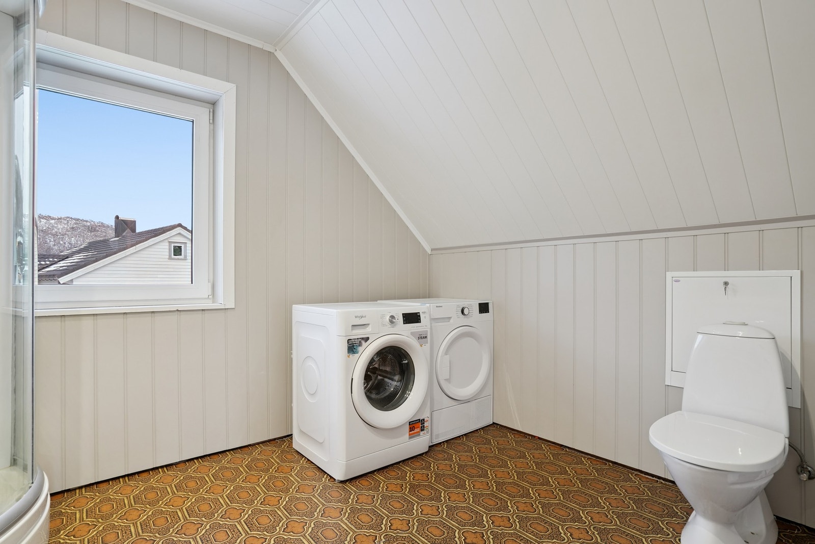 Badet er romslig og kombineres med vaskerom, med opplegg for vaskemaskin. Galleribilde