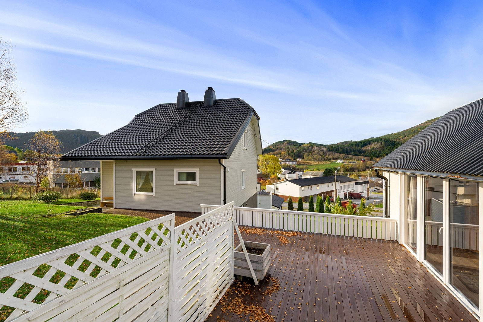 Terrassen er på ca. 42 kvm og har god plass til utemøblene og grillen på sommerstid. Her kan man nyte svært gode sol- og utsiktsforhold. Galleribilde