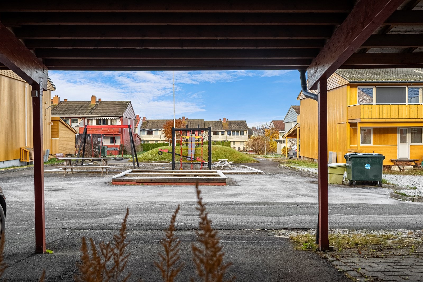 I tilknytning til rekkehuset medfølger det carport. I tillegg følger det en garasjeplass. Galleribilde