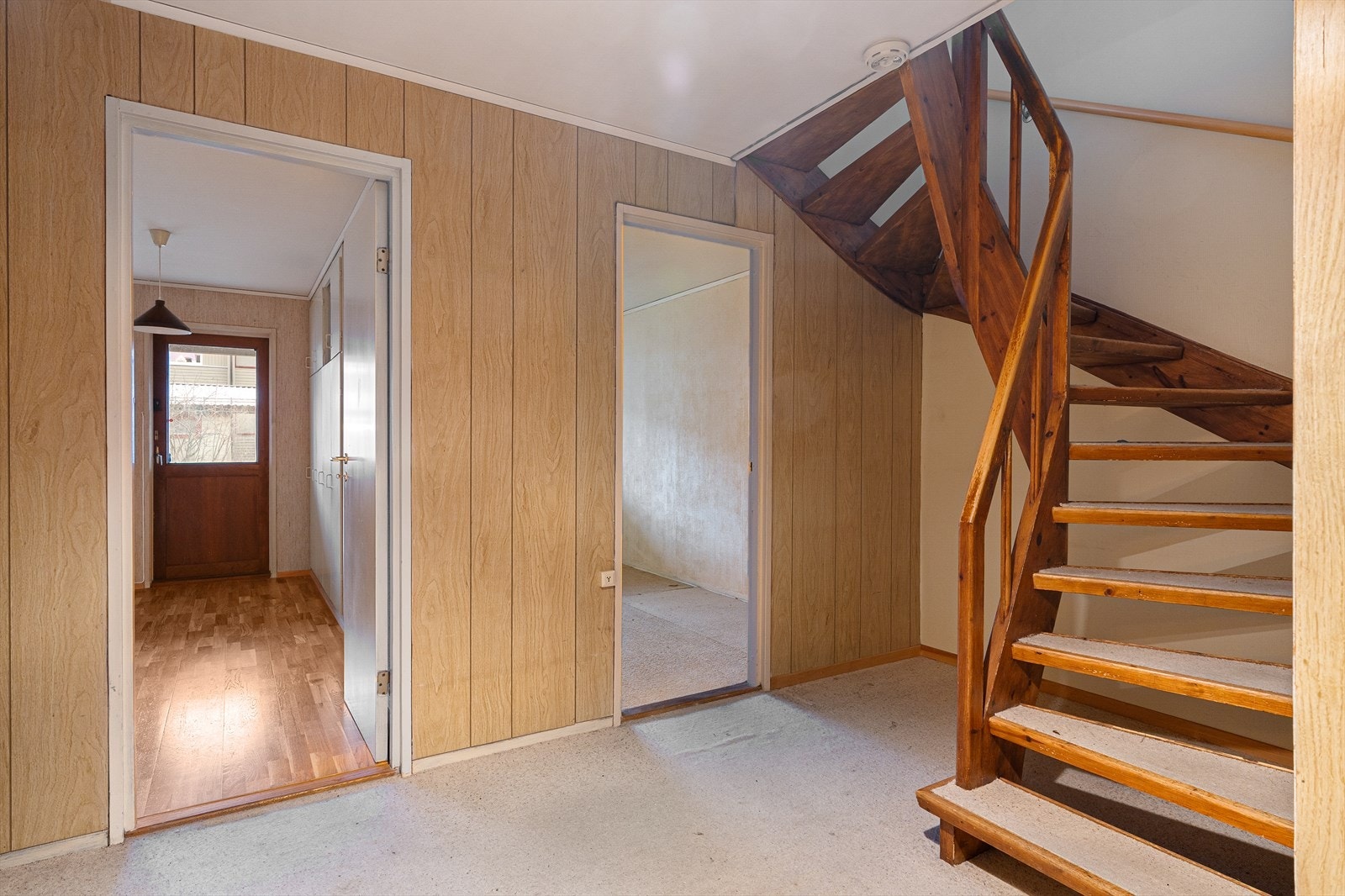 1. etasjen er på 55 m² fordelt på vindfang, 2 boder, gang, vaskerom, toalettrom, 2 soverom og bad. Galleribilde