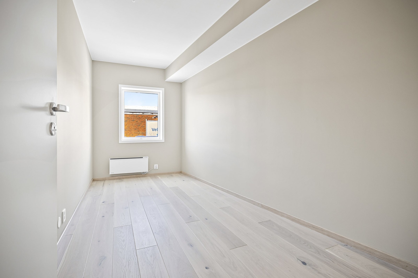 Soverom 2 med 1-stavs parkett på gulv, malte vegger og malt himling Galleribilde