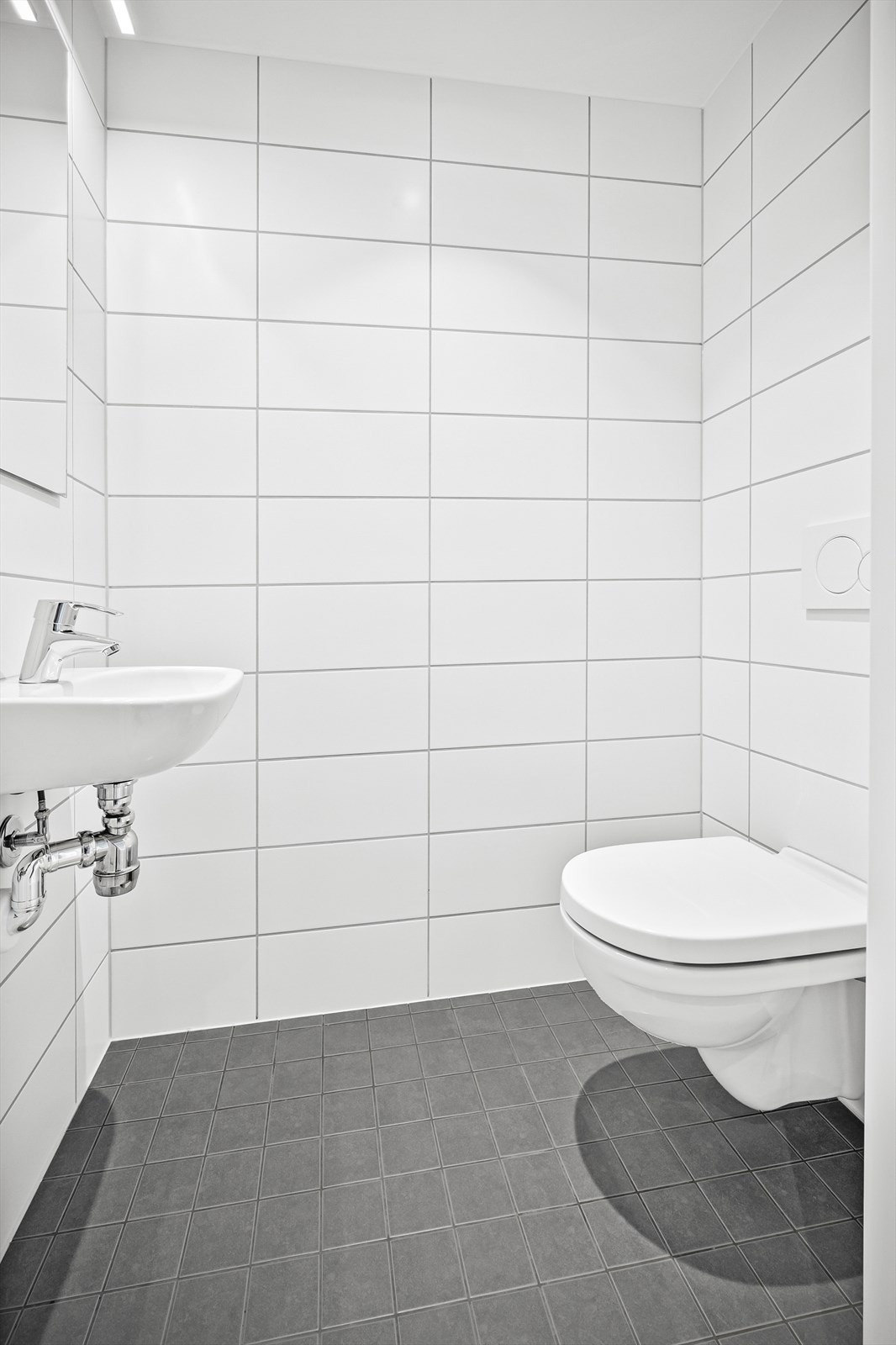 Praktisk wc-rom med downlights i tak og gulvvarme Galleribilde