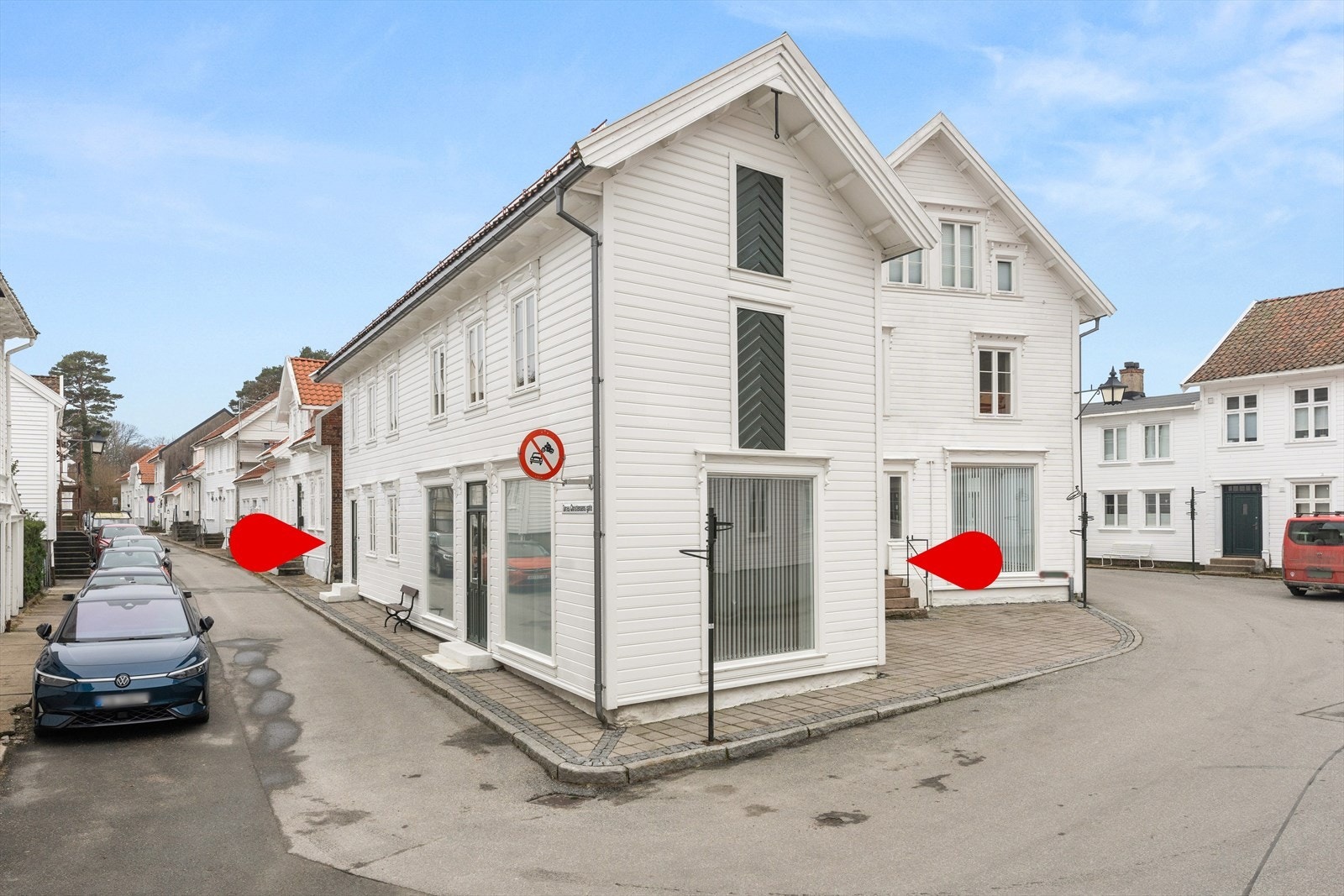 Leiligheten befinner seg i 1. etasje med svært sentral beliggenhet på Støkkan i Mandal sentrum. Galleribilde