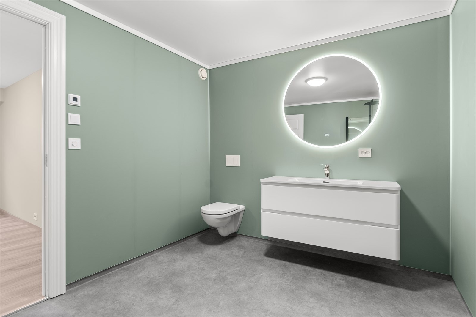 Bad har våtromsplater på vegg og belegg på gulvet Galleribilde