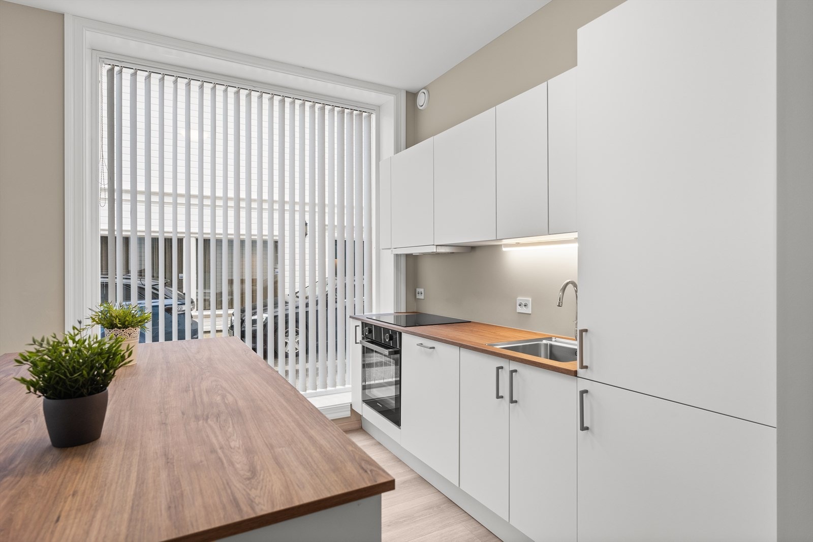 Kjøkkenet har innredning fra Sigdal med integrerte hvitevarer Galleribilde