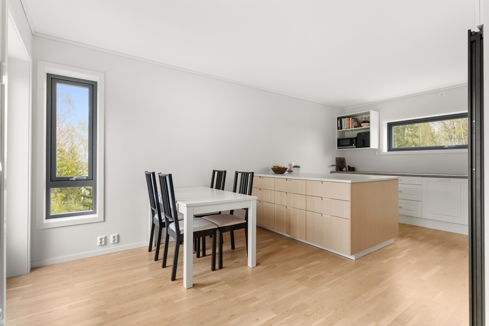 Romslig kjøkken med plass til spisebord. Galleribilde