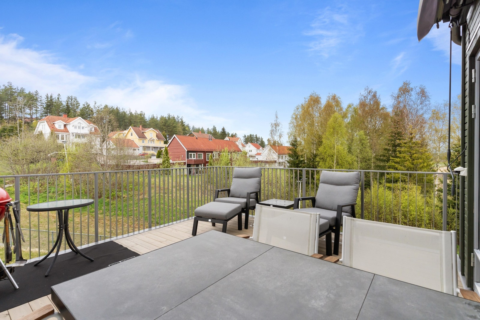 Leiligheten ligger i enden av rekken som gir et luftig preg på terrassen. Galleribilde