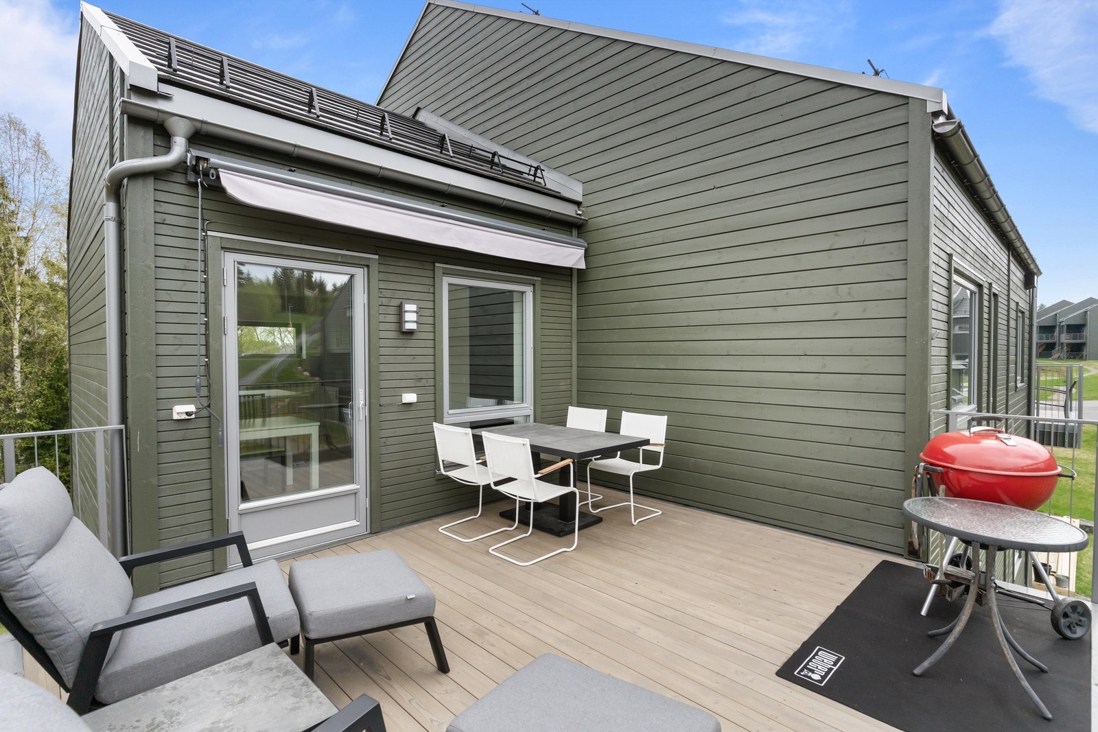 Terrassen gir gode muligheter for møblement, ideelt for varme sommerdager og sammenkomster. Galleribilde