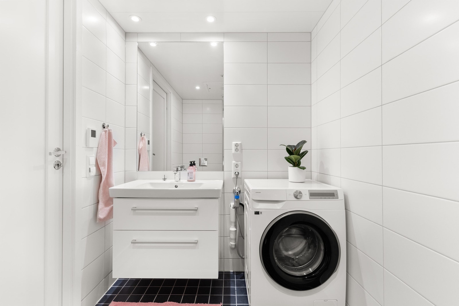 Bad - 1. etasje. Opplegg for vaskemaskin, servant med underskap og speil. Galleribilde