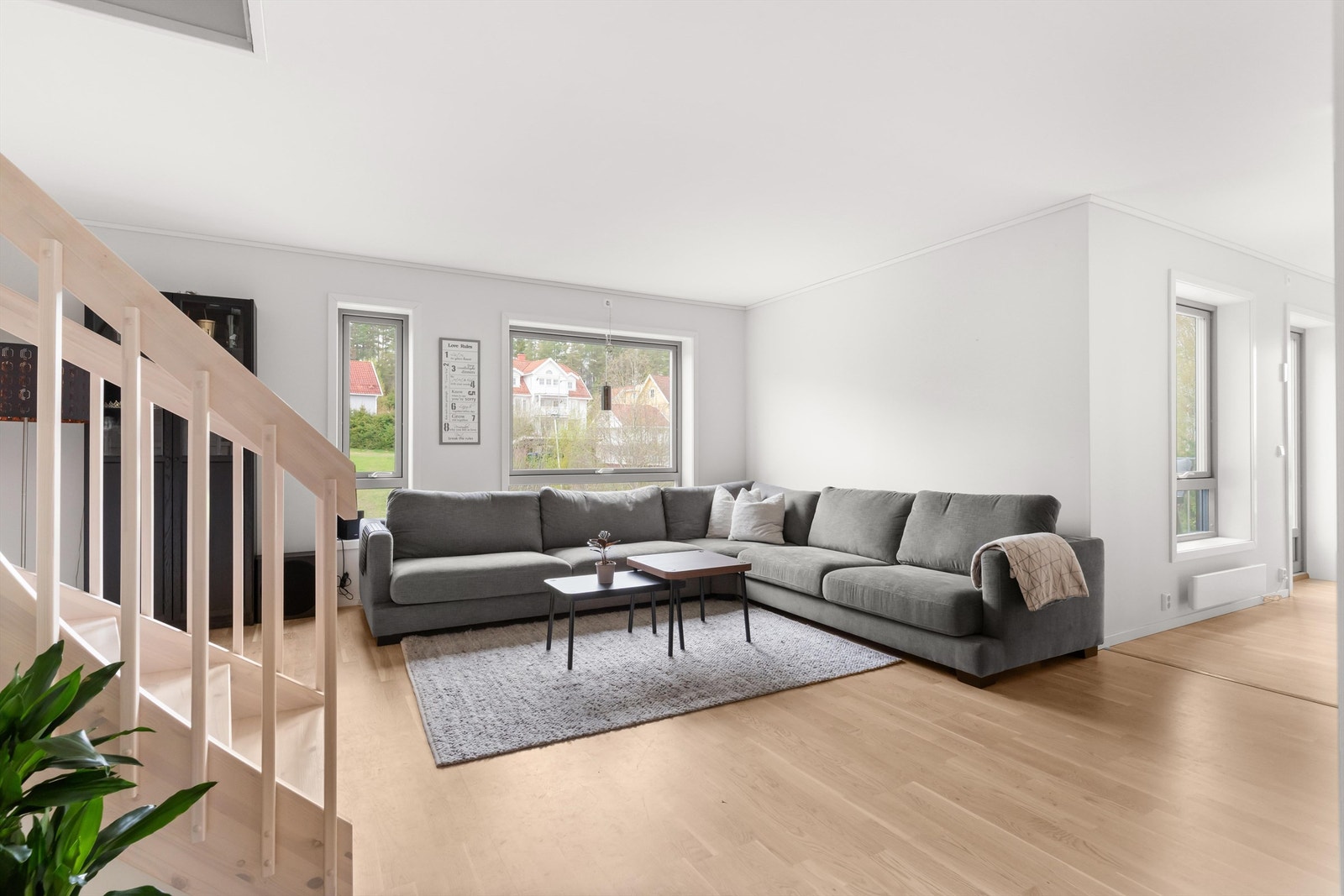 Stuen er av god størrelse med store vindusflater som tilfører rikelig med naturlig sollys. Galleribilde