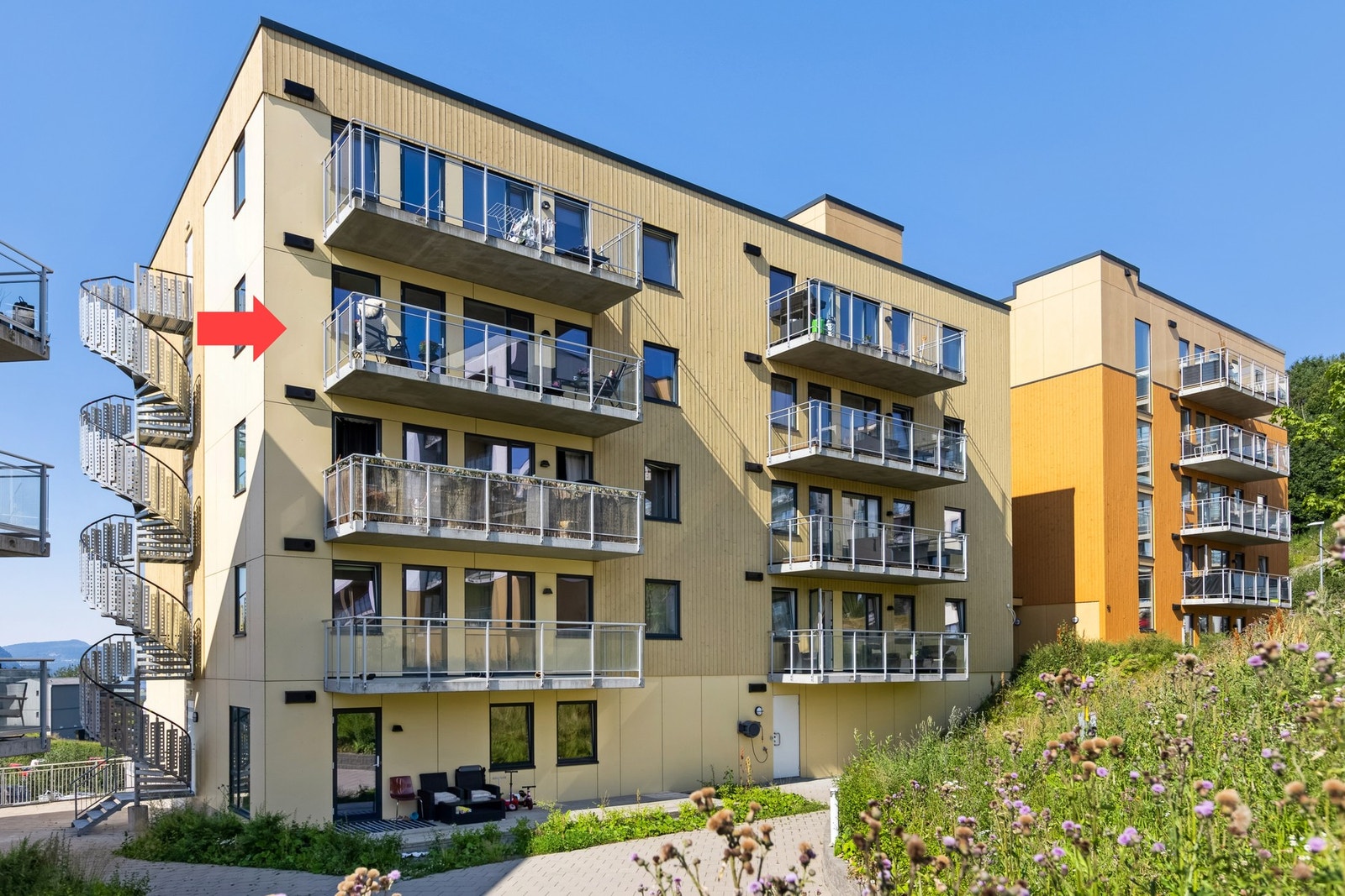 Leiligheten har en attraktiv beliggenhet i 3. etasje nest øverst på denne siden, og det er gangavstand til butikker, kollektivtransport og andre fasiliteter. Galleribilde