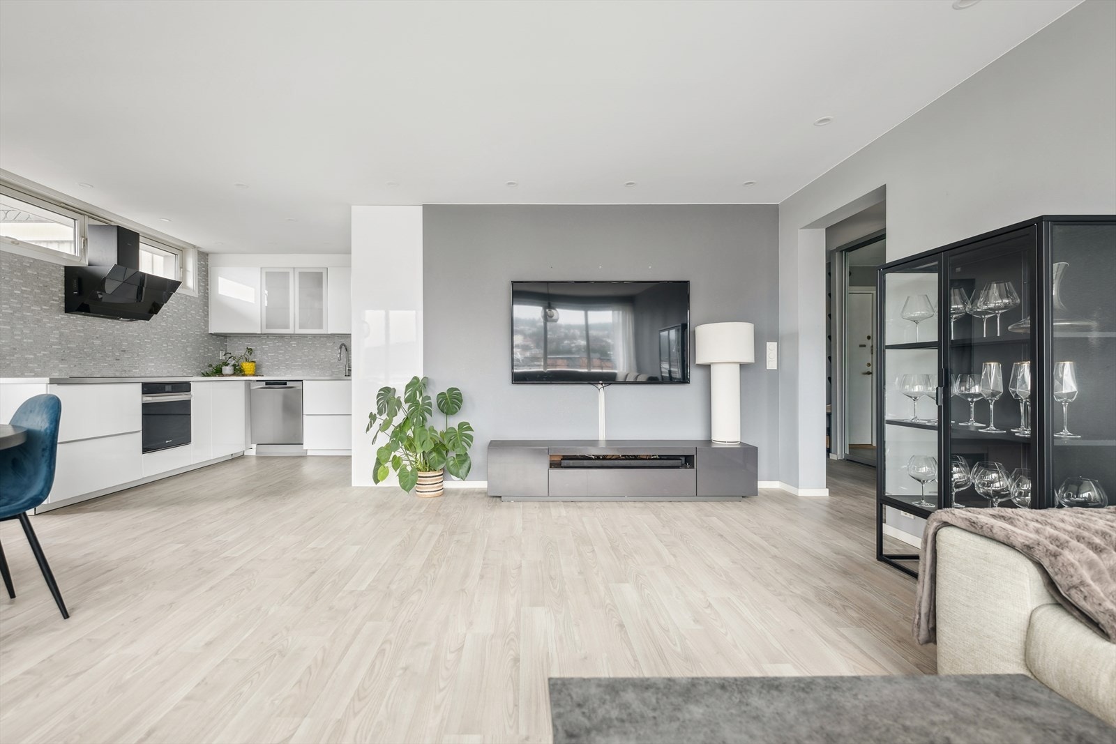 I stuen er det god plass til både sofagruppe, stort spisebord og mediemøbel. Galleribilde