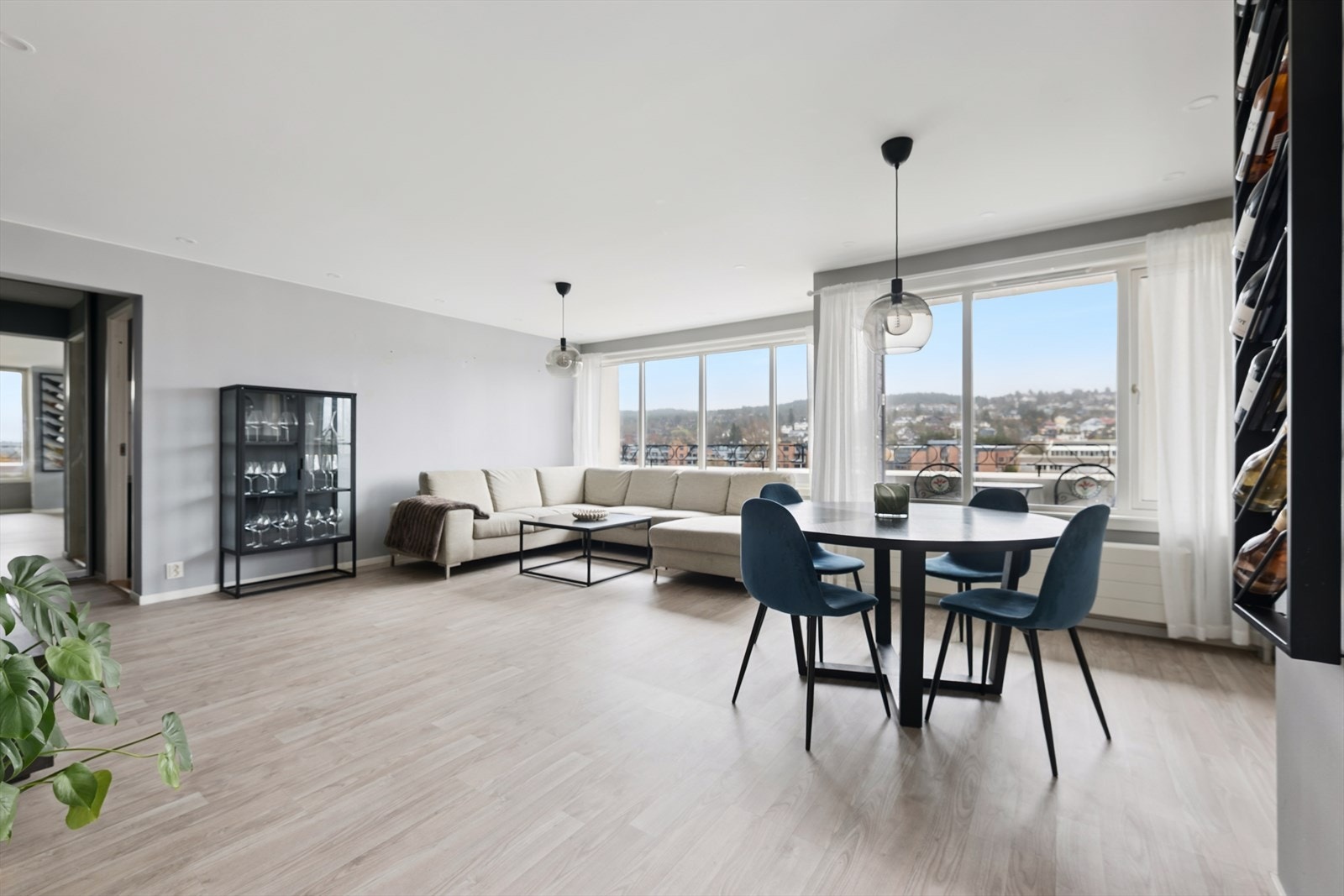 Fra stuen er det utgang til balkongen, som er overbygd og dermed fungerer som en forlengelse av stuen store deler av året. Galleribilde