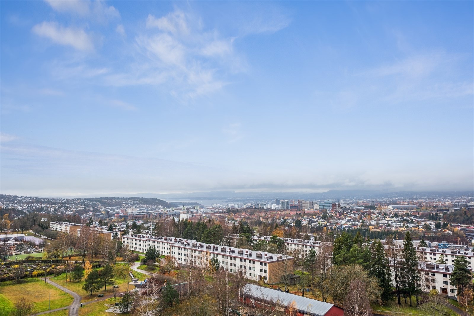 Borettslaget har felles takterrasse med sittegruppe og langstrakt utsikt. Galleribilde