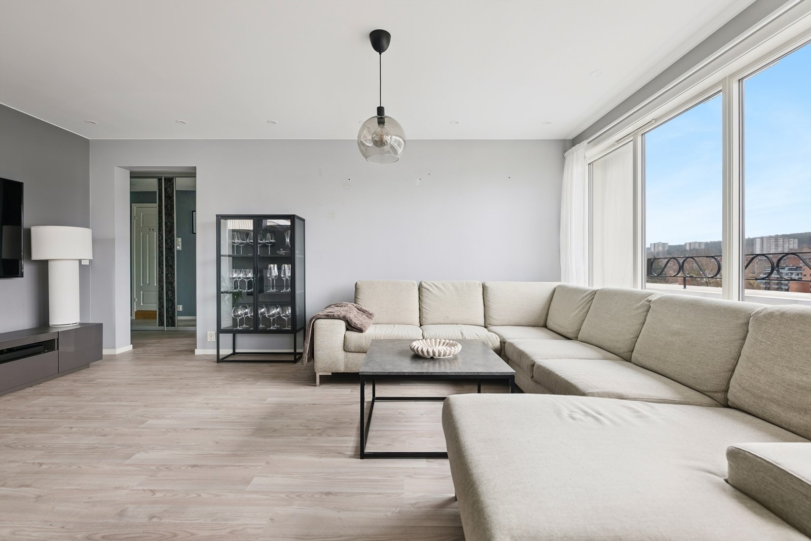 Leiligheten er malt i lyse og tidsriktige farger, og det er god plass til ønsket møblering. Galleribilde