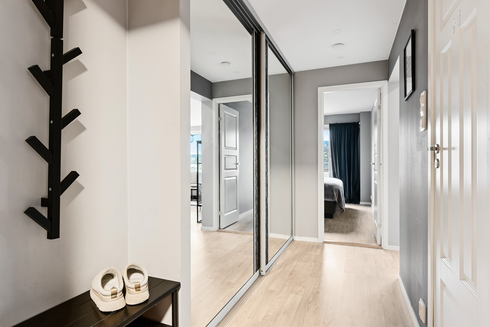 Fra entréen er det tilgang til innvendig bod via skyvedører med speilfronter. Galleribilde