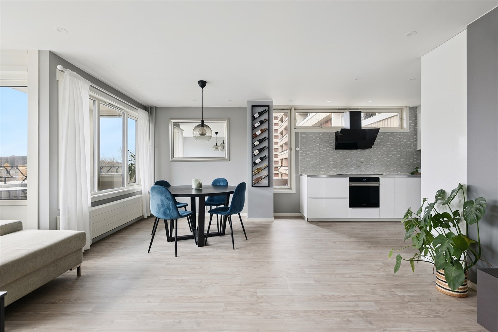 Det er montert rikelig med downlights langs himlingen. Galleribilde