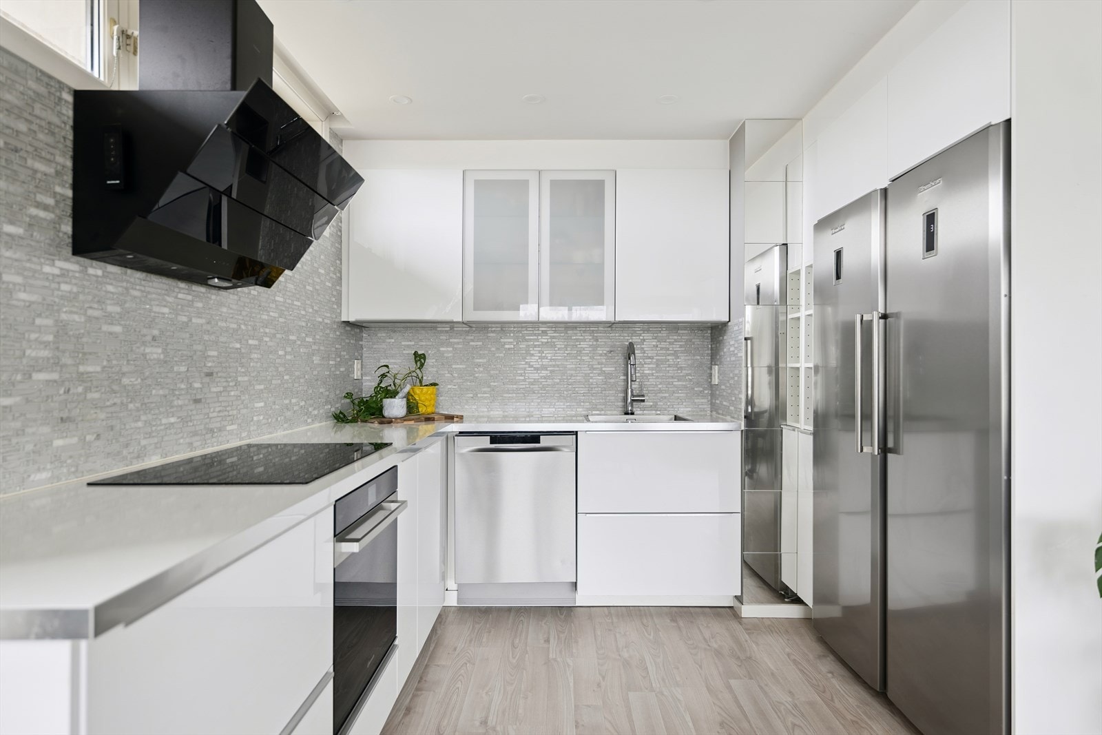 Den moderne innredningen ble montert i 2019 og har slette fronter, frostede vitrineskap og laminerte benkeplater. Galleribilde