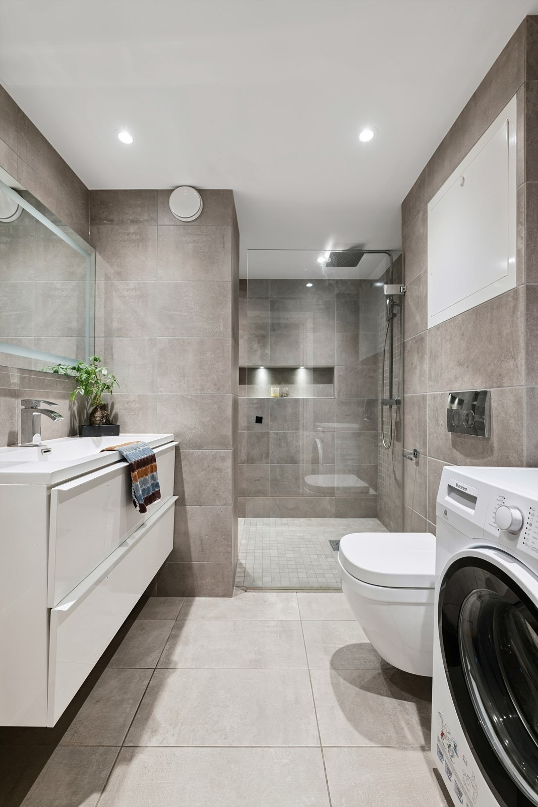 Pent flislagt bad, oppusset i 2019. Galleribilde