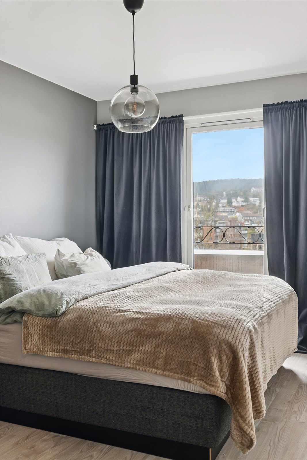 Soverommet er malt i en dus og behagelig farge. Galleribilde