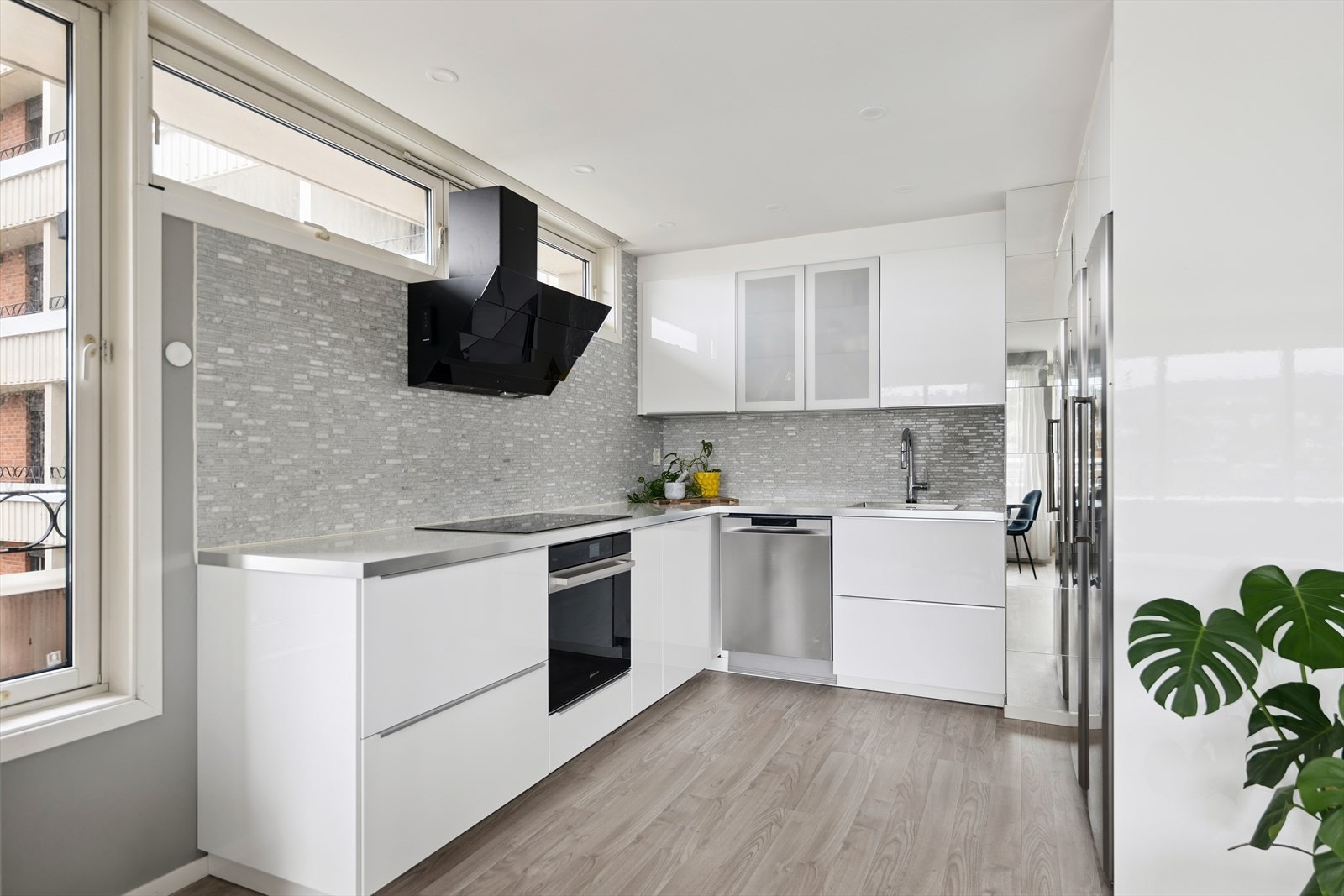 I innredningen er det integrert stekeovn, induksjonstopp samt opplegg og plass til oppvaskmaskin og dobbelt kjøleskap. Galleribilde