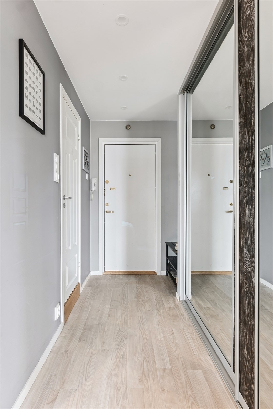 Innenfor døren kommer du inn i en praktisk og innbydende entré. Galleribilde