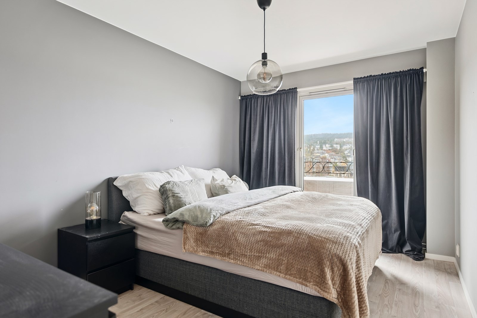 Soverommet er romslig og lunt med god plass til stor dobbeltseng, nattbord på begge sider og garderobeløsning. Galleribilde