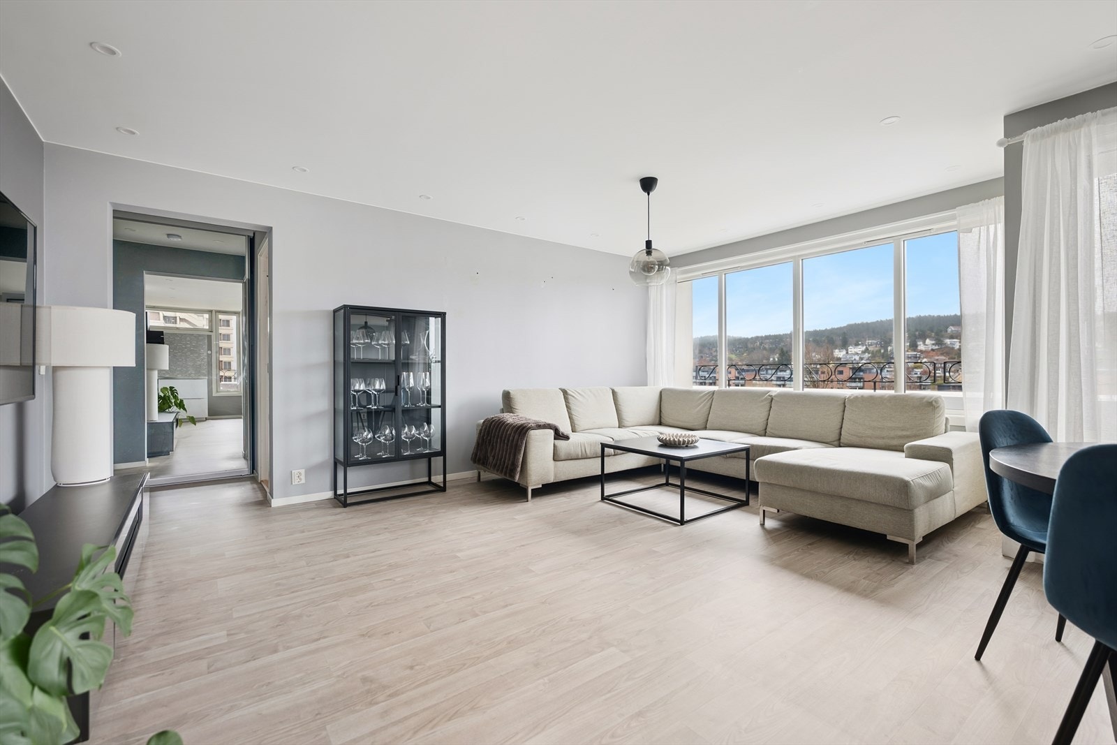 Med hjørneløsning og store vinduer oppleves stuen som lys og luftig, med herlig utsikt over området. Galleribilde