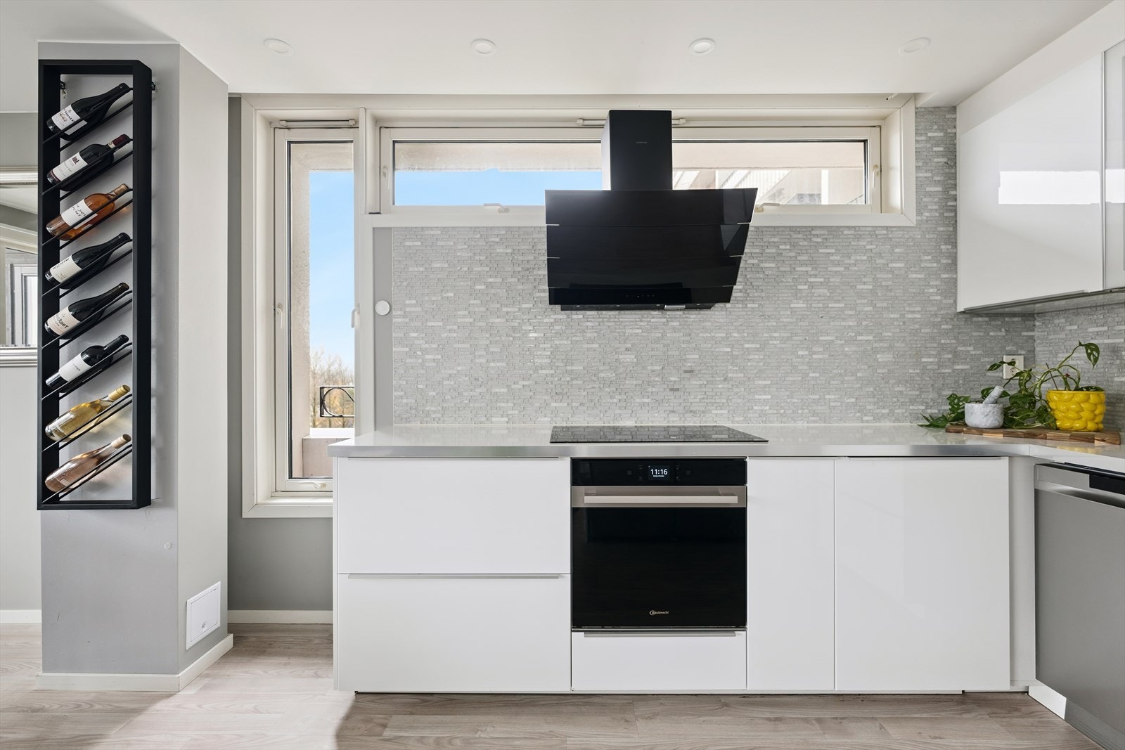 Mosaikk-fliser pryder og beskytter bakveggene og ventilatoren har kullfilter. Galleribilde