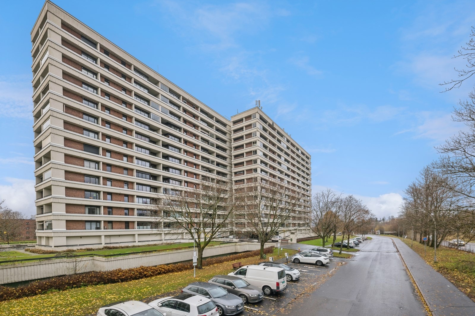 Med Østensjøvannet og Østmarka i nærområdet har man turmuligheter sommer og vinter. Gjesteparkering utenfor blokken. Galleribilde
