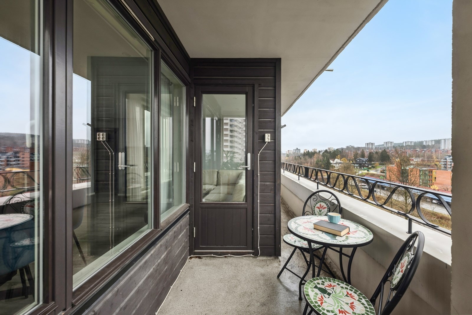 Utetilværelsen oppleves som skjermet og privat uten innsyn. Stikkontakter ved dør. Galleribilde