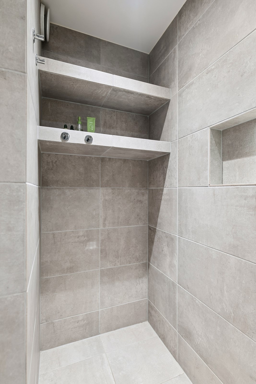 Badet har varmekabler i gulvet og downlights i himlingen. Galleribilde