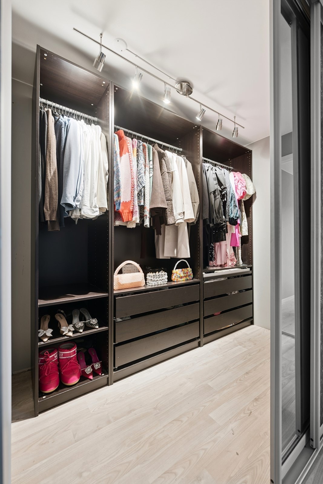 Romslig bod innredet som walk-in-garderobe med rikelig oppbevaringsplass! Galleribilde