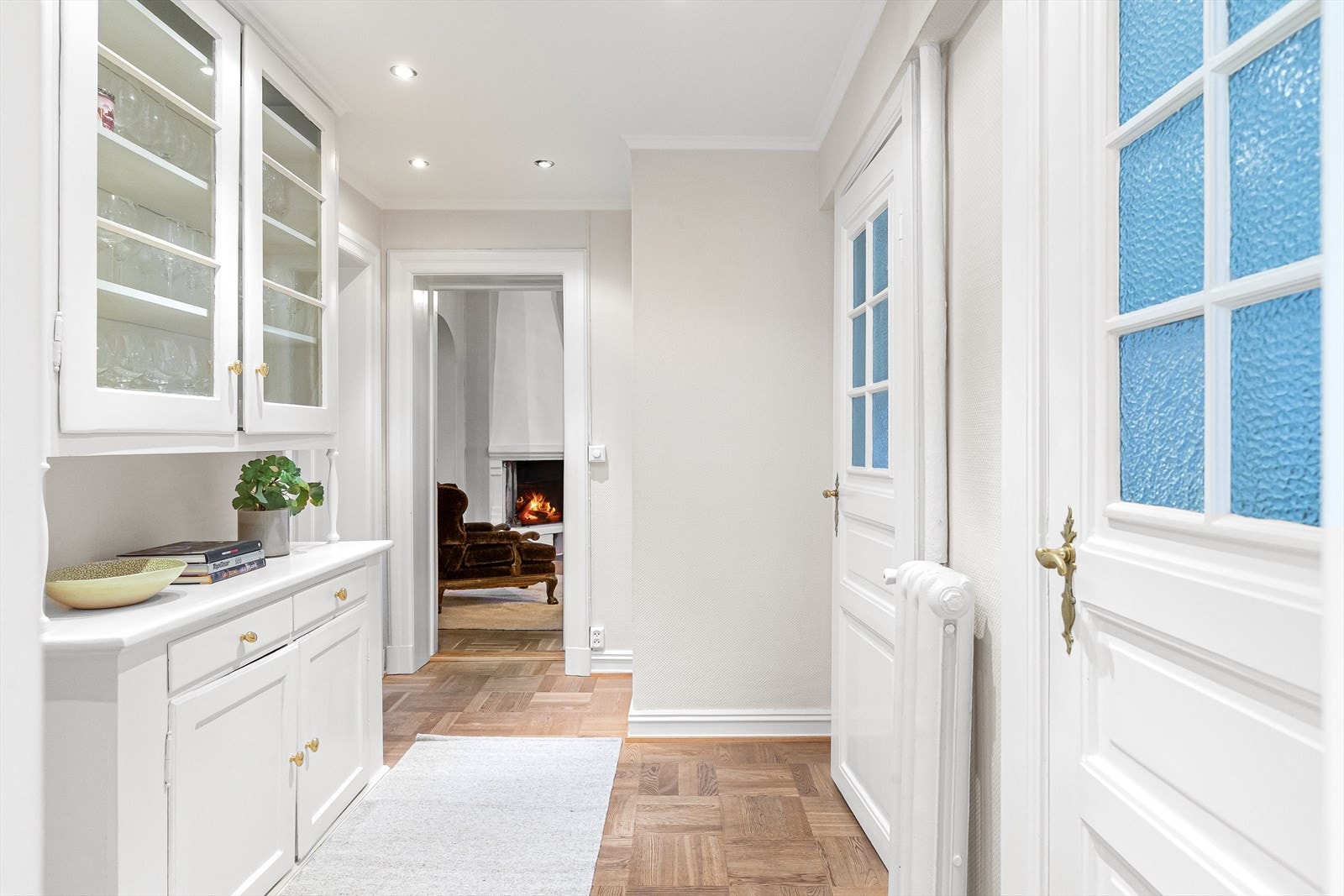 Pen gang med plassbygd vitrineskap. Galleribilde