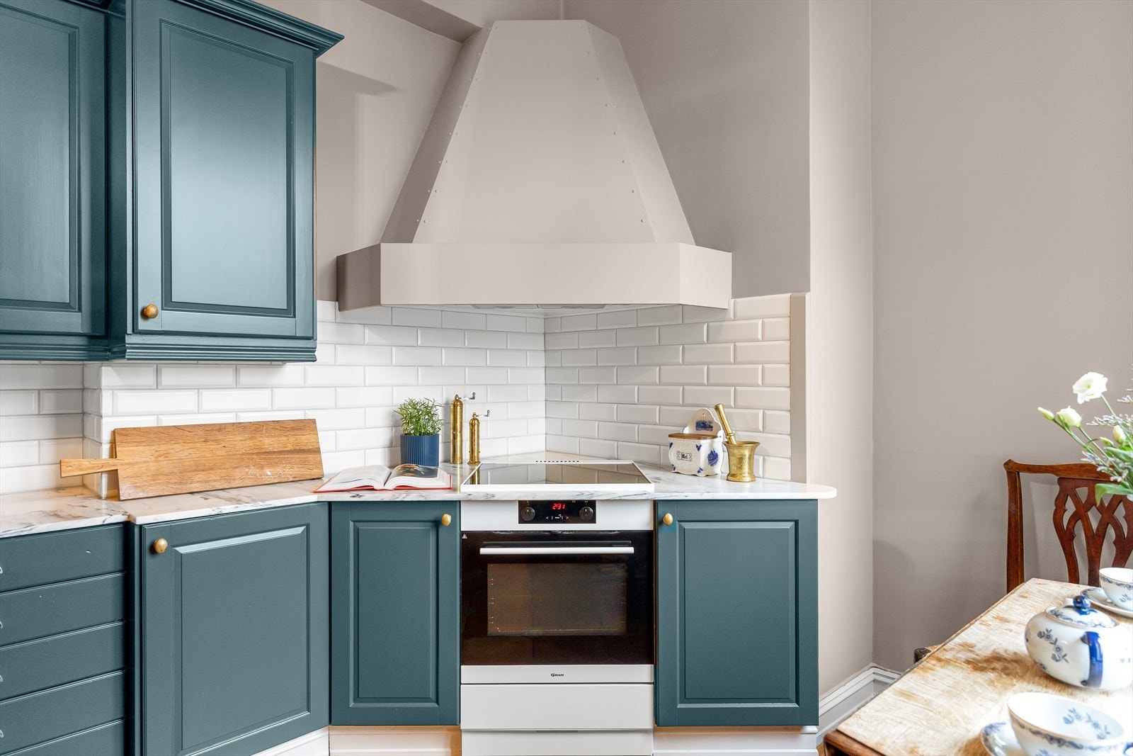 Kjøkkenet er ellers utstyrt med kullfiltervifte over stekesonen, komfyr samt opplegg for både oppvaskmaskin og vaskemaskin. Galleribilde