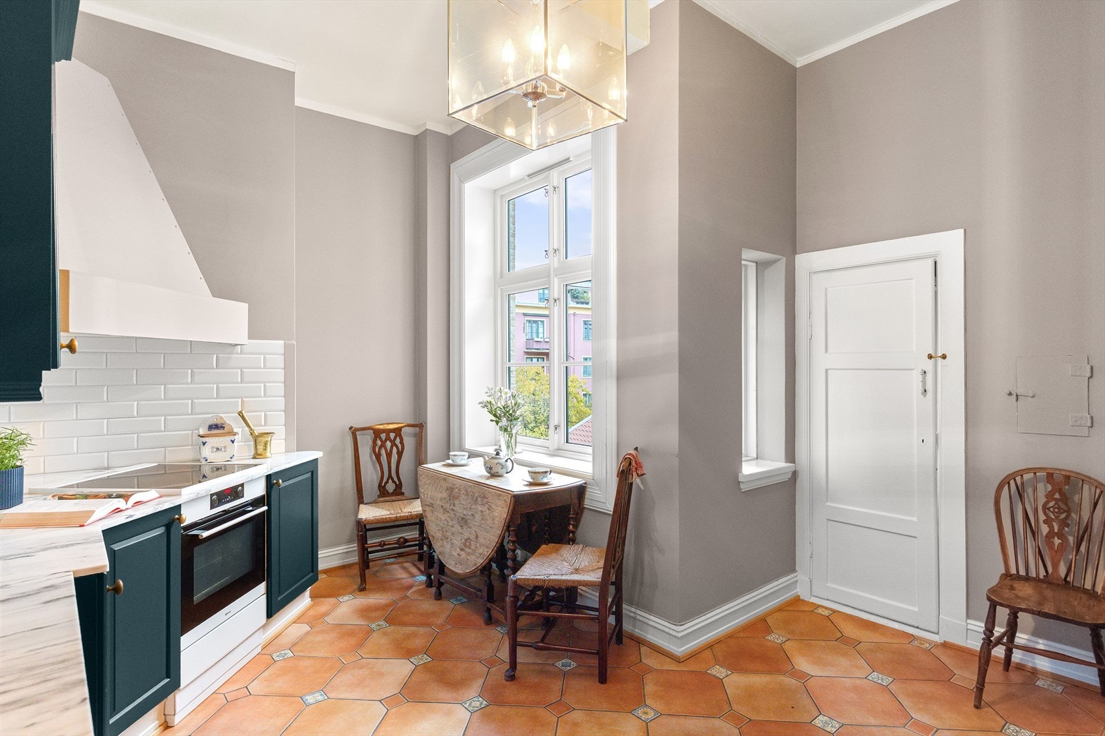 Kjøkkenet ble oppgradert med ny marmor benkeplate og maling av kjøkkeninnredning, tak og vegger i 2022. Galleribilde