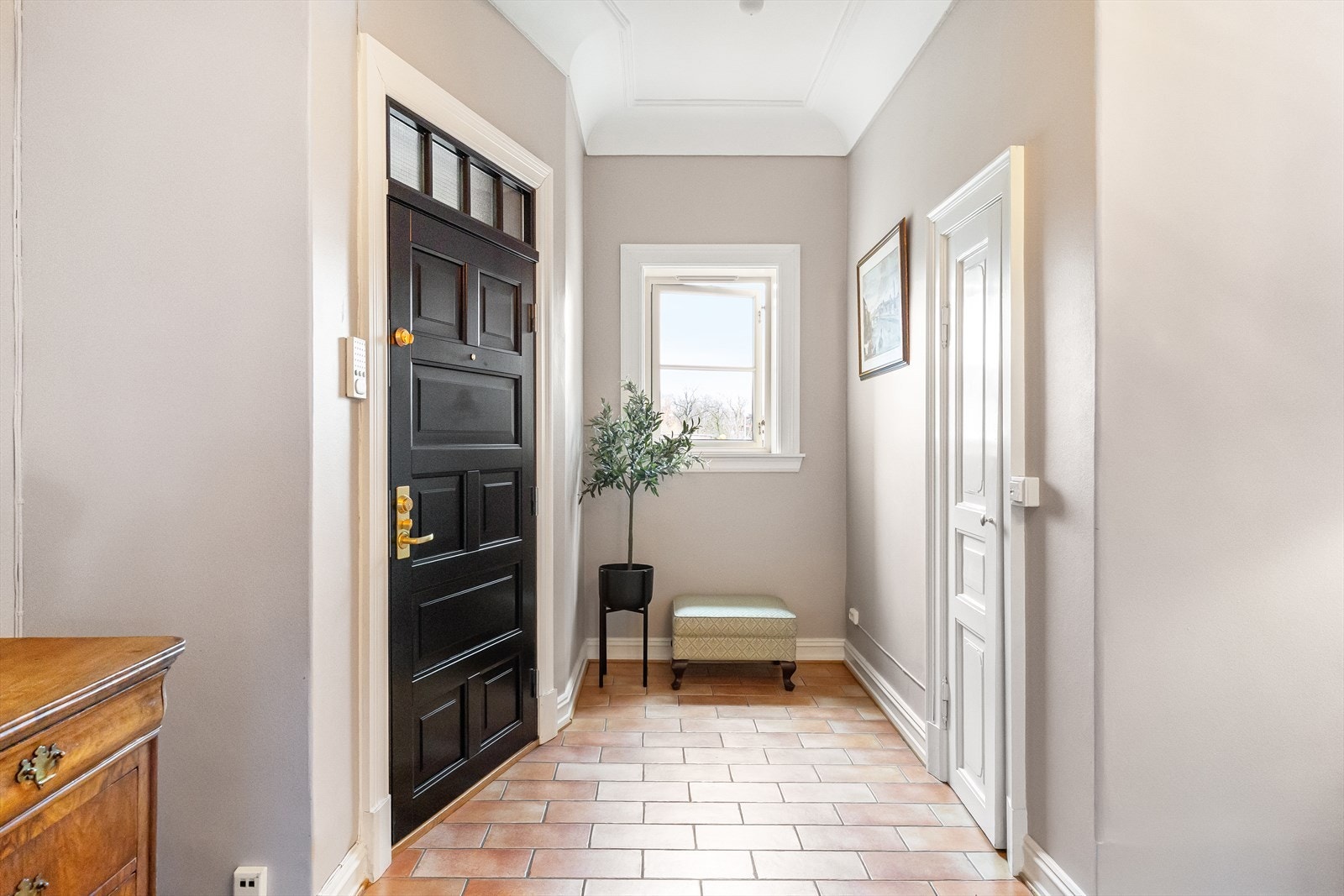 Innbydende og lys entré med praktiske fliser. Her er det også et eget kott med plass til lagring av sko og yttertøy. Galleribilde