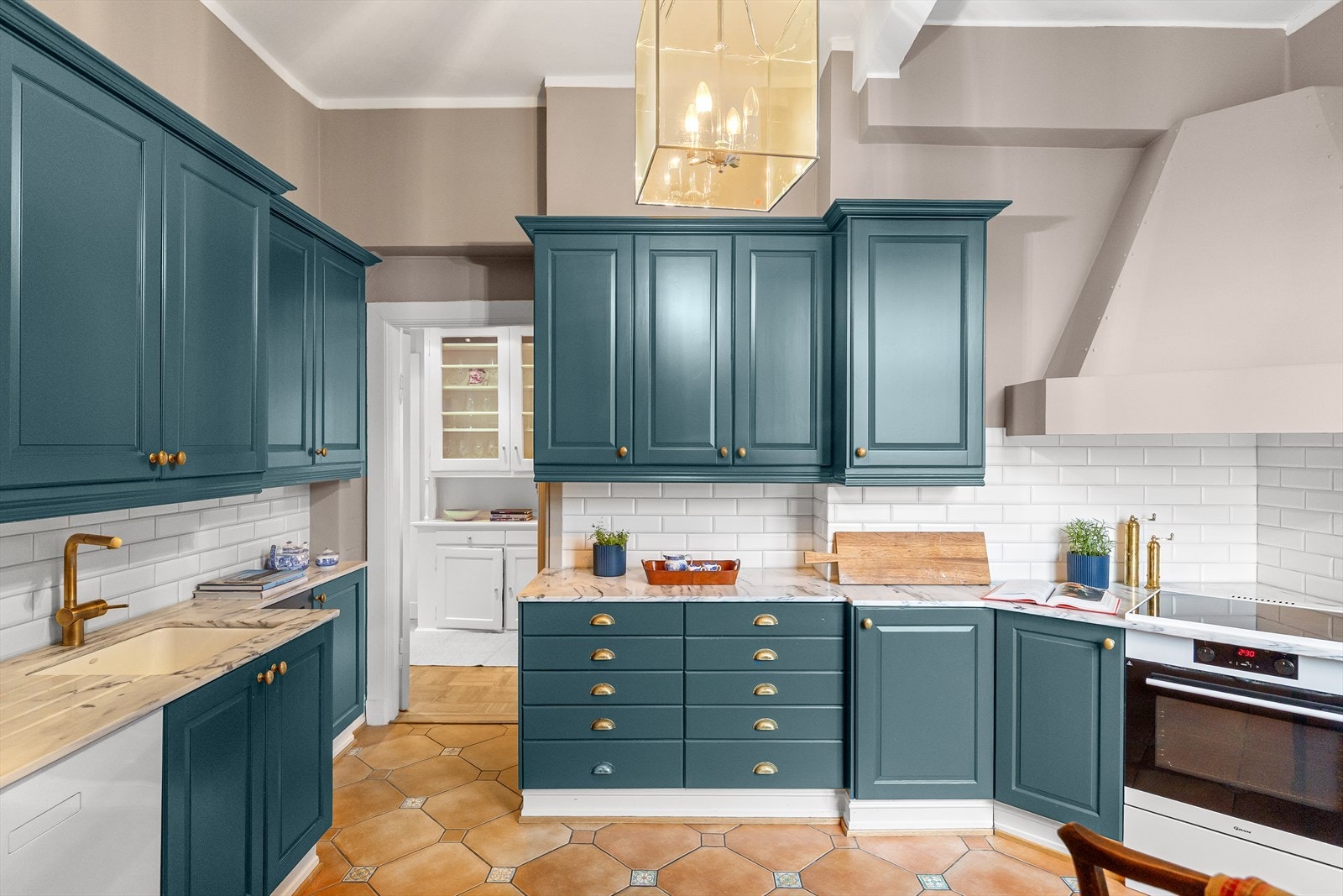 Benkeplaten i marmorlignende stein har underlimt oppvaskkum med ettgreps blandebatteri. Galleribilde