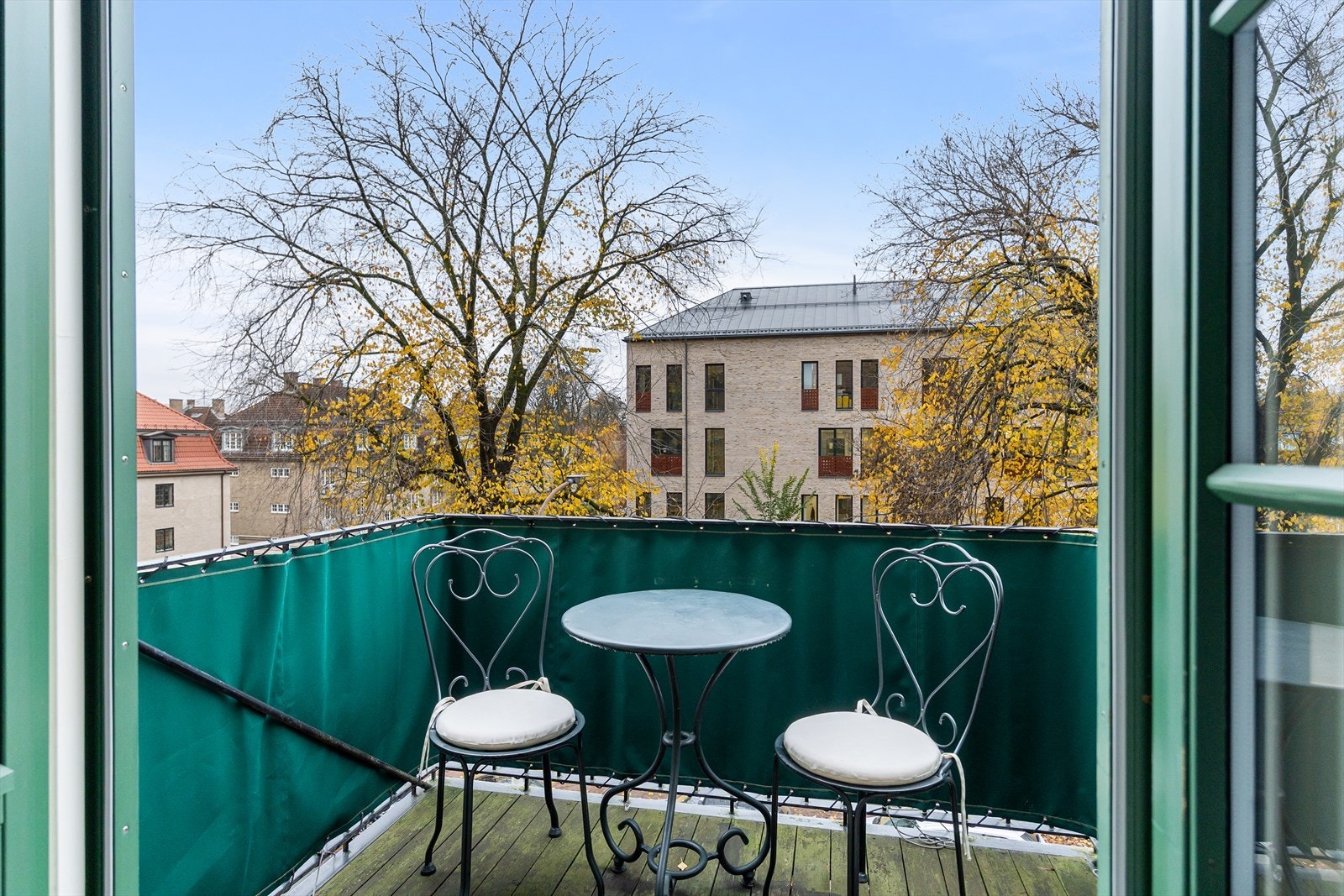 En flott og stor hjørneleilighet i 3. etasje i en klassisk frittliggende Frognergård fra 1920. Galleribilde