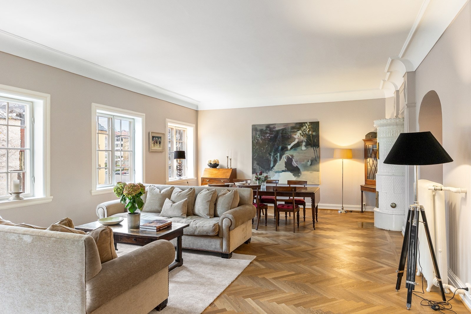 Stor og åpen stue med store vindusflater som gir rikelig lys og en behagelig atmosfære. Galleribilde