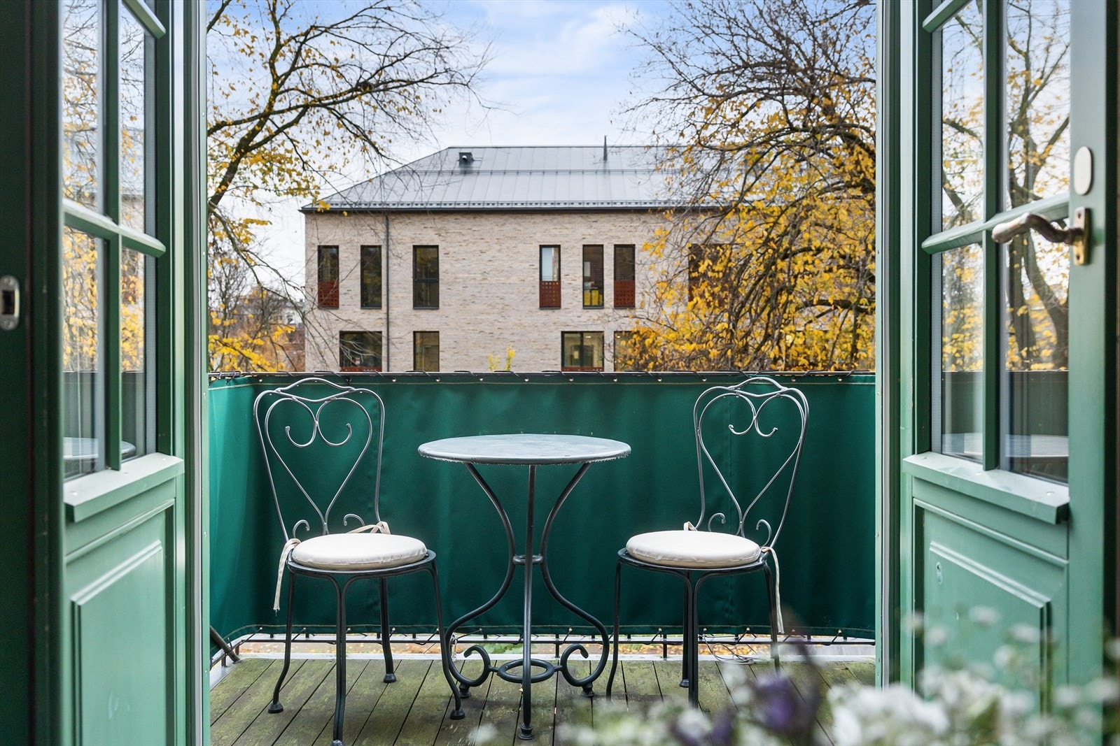 Fra stuen er det utgang til en vestvendt balkong. Galleribilde