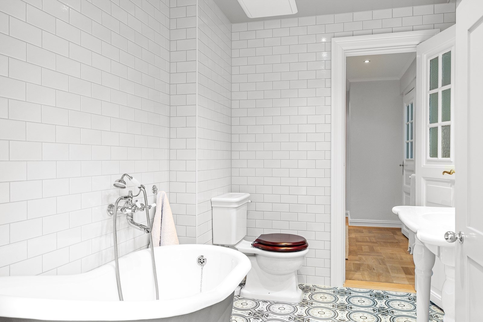 Rommet er utstyrt med naturlig avtrekk, badekar, wc og servant med togreps blandebatteri. Galleribilde