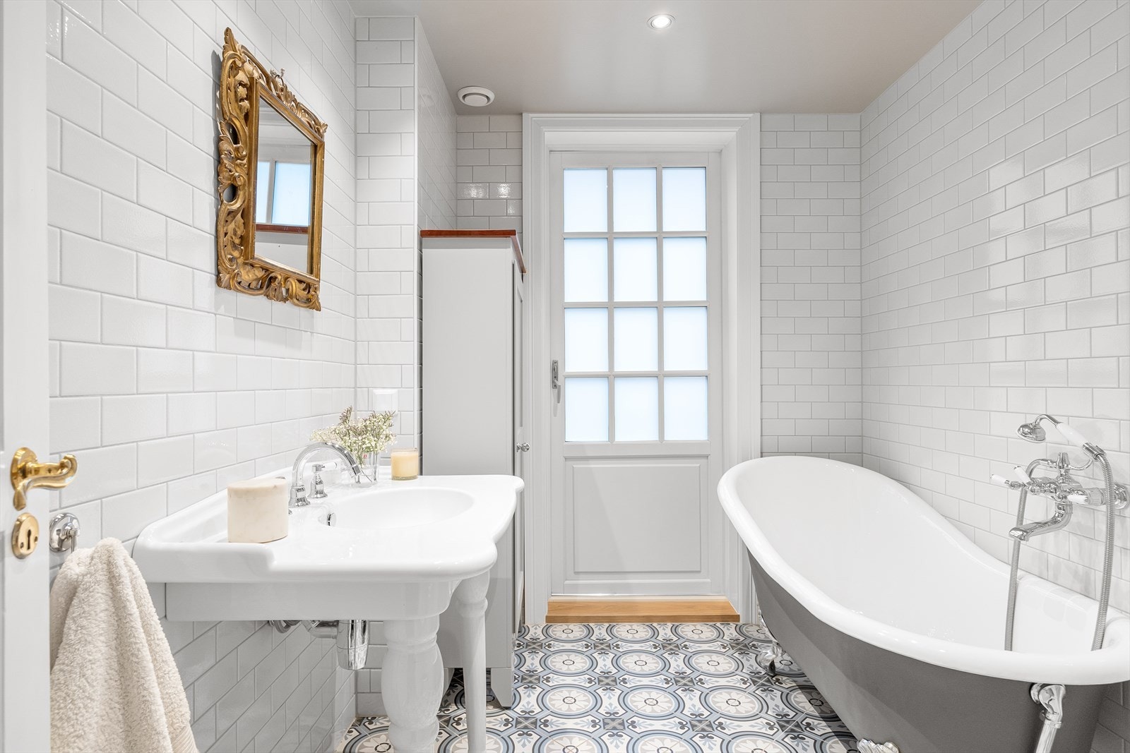 Pent og praktisk bad fra 2020 med fliser på gulv og vegger. Downlights og malt himling gir et rent uttrykk, og gulvvarme sørger for god komfort. Galleribilde