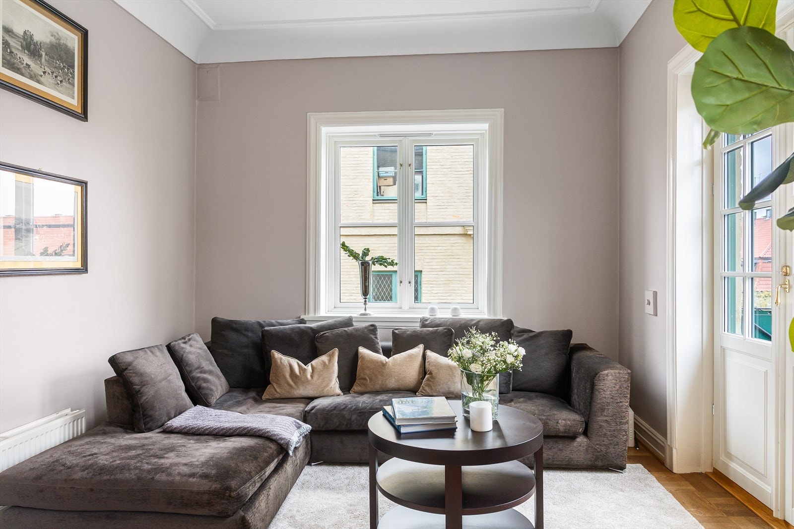 Rommet er stort og det er god plass til flere sosiale soner. Galleribilde