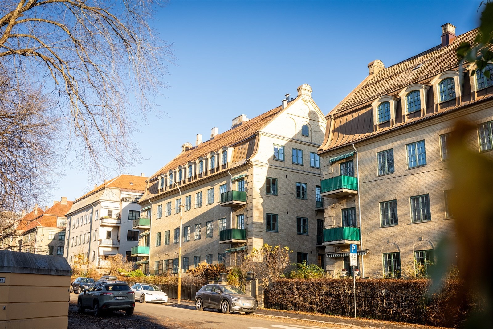 Byården er tegnet av arkitekt Winge Grimnes i nordisk nybarokkstil, med vakre detaljer som gir eiendommen et tidløst preg. Galleribilde