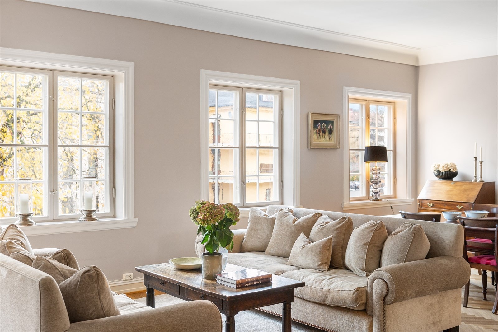 Rommet har plass til flere sosiale soner, inkludert større sofagruppe, spisebord og andre sittegrupper. Galleribilde