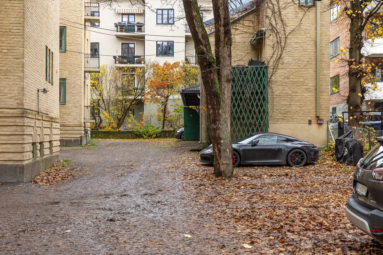 Leiligheten har en fast parkeringsplass med elbillader i bakgård markert nummer 13. Galleribilde