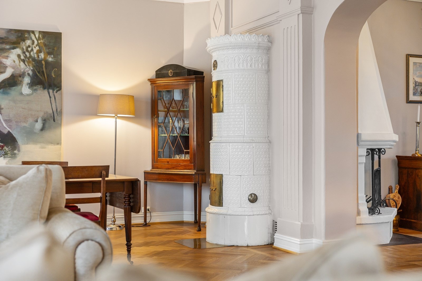 En vakker kakkelovn som gir god varme og skaper en lun og hyggelig atmosfære. Galleribilde