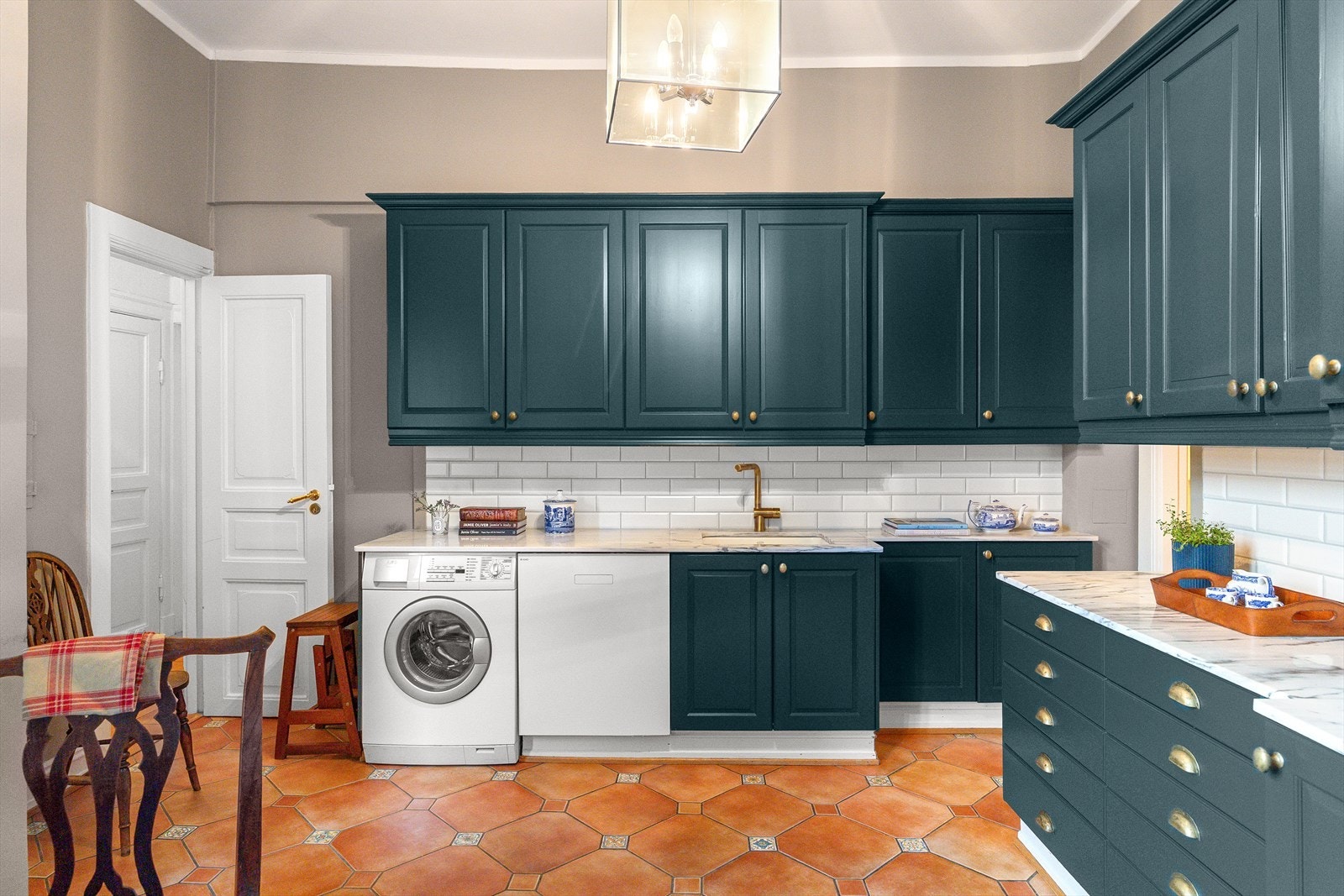 Pent kjøkken med profilerte malte fronter og behagelig gulvvarme. Galleribilde