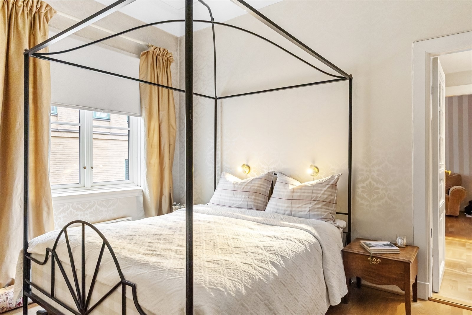 Boligen har tre romslige soverom. Hovedsoverommet er utstyrt med en stor plassbygget garderobe som gir svært god oppbevaringsplass. Galleribilde